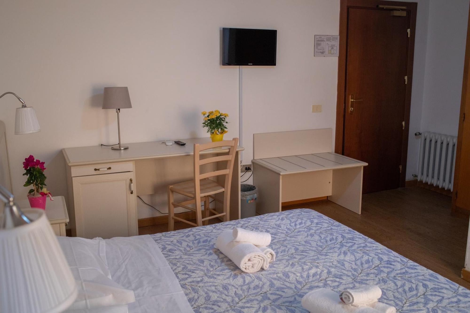 Hotel Ariston Piombino Bagian luar foto